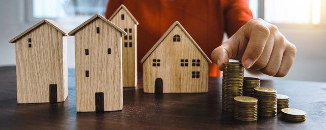 des maisons en bois avec des pièces